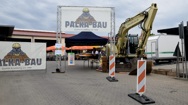 Hofeinfahrt zum PALKA Fest